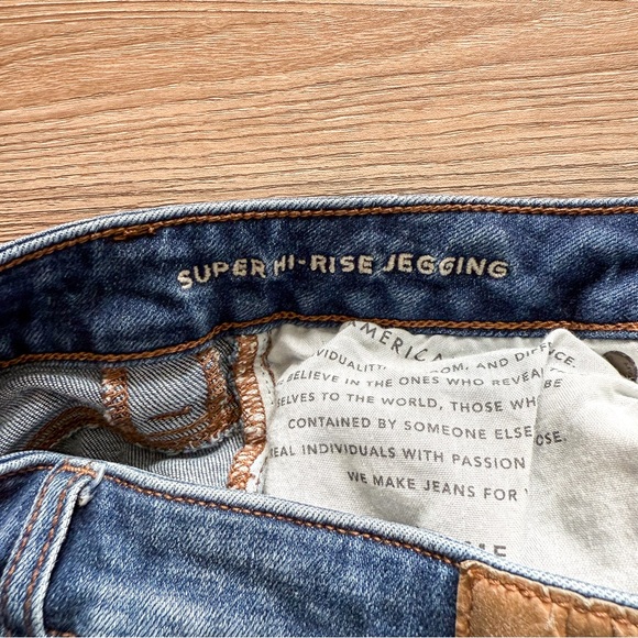 American Eagle Medium Wash Super High Rise Distressed Jegging Size 2 - Picture 7 of 7